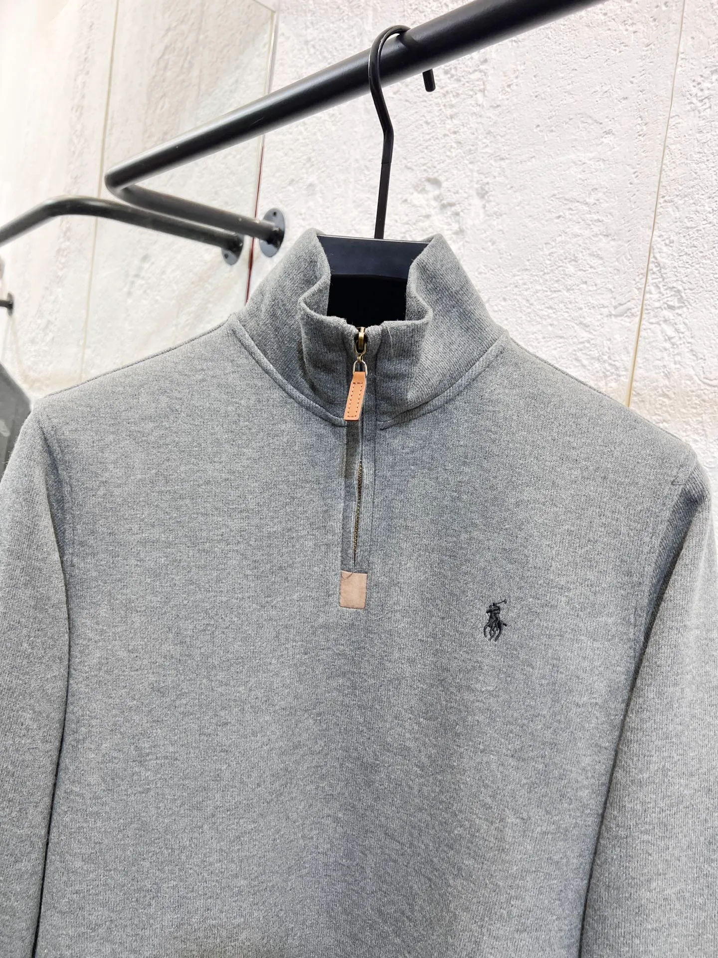 P196 Style number: T68 2235# Actual pictures! ! Ralph Lauren Minnie fabric long-sleeved half-zip sweatshirt. Color: black, oatmeal gray, camel, dark gray, light gray, navy blue, milk white. A total of 7 colors. Size: M-100-120 catties L-120-140 catties XL-140-160 catties 2XL-160-180 catties